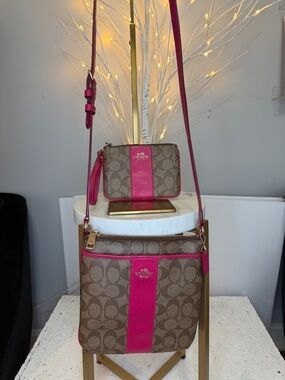 Coach NWOT adjustable Crossbody and wristlet combo. Set.2 pan in pink.